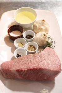 材料　オリーブ牛イチボ…1㎏　塩…16ｇ(肉重量の1.6％)　ニンニク(皮ごと)…2株　タイム…15枝　ブラックペッパー(ホール))