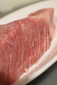 ①　肉に塩を刷り込み、ラップに包んで冷蔵庫に3日置く、水分をふき取りさらしに巻いて4日置き、余分な水分を取る。
