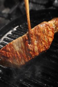 ③　グリルバンを熱し、表面にこんがりと焼き色を付ける。